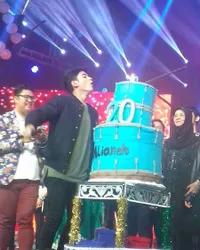 FOTO: Pesta Ultah Ke-20, Aliando Peluk Seorang Gadis Cantik