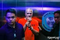 Foto Pierre Gruno Jadi Tersangka Setelah Aniaya Orang di Bar, Pakai Baju Tahanan dan Terlihat Menyesal