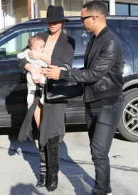 FOTO: Pipi Merah Bayi John Legend & Chrissy Teigen, Bikin Gemas!
