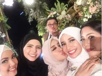FOTO: Pose-Pose Kocak Engku Emran di Resepsi Dengan Bella, Gemas!
