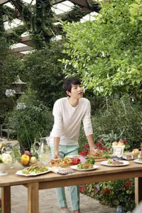 FOTO: Pose Cute & Gemesin Song Joong Ki di Iklan Bikin Jatuh Hati