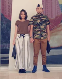 FOTO: Pose Default Rina Nose & Fakhrul Razi, Gandengan Mesra