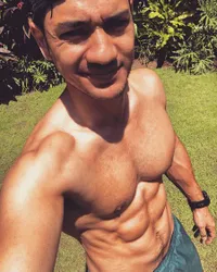 FOTO: Pose Shirtless Andrew White, Hot Daddy Dengan Chocolate Abs