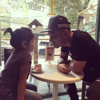 FOTO: Potret Akrab & Penuh Kasih Sayang di Keluarga Kecil Judika