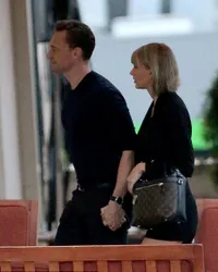 FOTO: Potret Cinta Taylor Swift-Tom Hiddleston, Cium Tangan Mesra