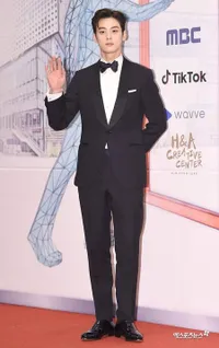 FOTO: Potret Gantengnya Cha Eun Woo di Red Carpet 2019 MBC Drama Awards: Pakai Jas Makin Good Looking