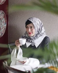 FOTO: Potret Liburan Ceria Elma Theana Bersama Suami di London