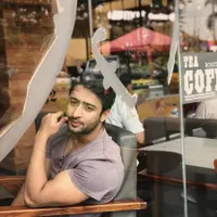 FOTO: Potret Tampan Shaheer Sheikh Saat Liburan ke Paris
