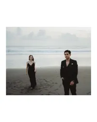 7 Foto Prewedding Ranty Maria dan Rayn Wijaya di Pantai, Romantis dengan Pemandangan Sunset