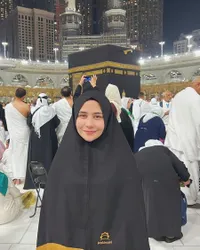 Foto Prilly Latuconsina Berhijab dan Tanpa Makeup Saat Umrah Bareng Keluarga dan ART, Punya Chef Pribadi