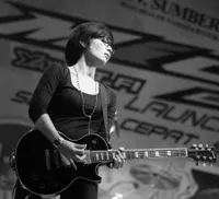 Foto: Qotrunnada Fitriana, Gitaris She Yang Makin Cantik