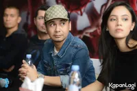 FOTO: Raditya Dika Akui Sedih & Menangis Saat Minta Restu Menikah