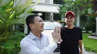 FOTO: Raditya Dika Naik Mobil Mewah dan Helikopter Bareng Raffi