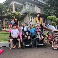 Foto Rafathar dan Sepupu-Sepupu Jalan Sore Bareng Para Babysitter, Kompak Bagai Keluarga