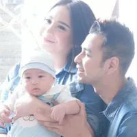 Foto: Rafathar Genap 4 Bulan, Makin Tembem & Kesayangan Nenek!