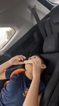 Foto Rafathar Sarapan dan Tidur di Mobil Saat Berangkat Sekolah Tetap Cakep, Pulangnya Jalan-Jalan Sama Rayyanza