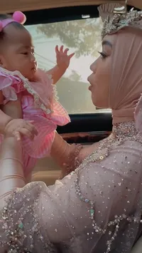 Foto Ragil Mahardika Kritik Ria Ricis Karena Gendong Anak di dalam Mobil, Uang Banyak Kok Gak Bisa Beli Car Seat