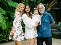 Foto Rahma Azhari Bareng Mertuanya Tommy Chong dan Shelby Chong Dua Legenda Hollywood, Jadi Menantu Kesayangan