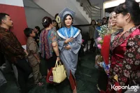 FOTO: Raih Sarjana Setelah 7 Tahun Kuliah, Ini Cerita Baby Niken
