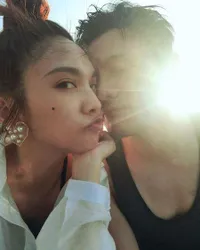 Foto Rainie Yang & Li Ronghao dari Tunangan Sampai Daftar Nikah di Catatan Sipil