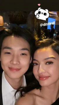 Foto Raline Shah di After Party Oscar, Pose Bareng Bintang 'PARASITE' - Ajari Choi Woo Shik Bahasa Indonesia