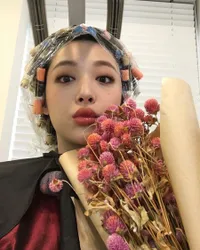 FOTO: Rambut Keriting Berantakan Ala Sulli, Makin Cantik Atau ...
