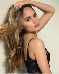 FOTO: Rambut Pirang Bergelombang, Cinta Laura Semakin Mempesona