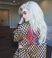 FOTO: Rambut Rose Gold Kylie Jenner, Makin Cantik & Hot Menawan