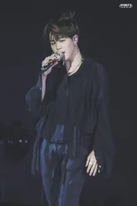 FOTO: Rambut Tertiup Angin Gurun, Jimin BTS Gantengnya Maksimal