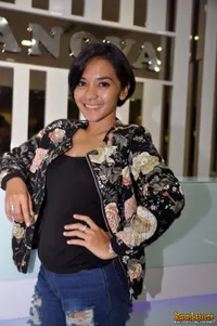 [FOTO] Rangkaian Proses Treatment Pengencangan Perut Enno Lerian