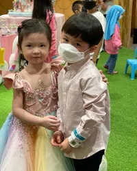Foto Raphael Moeis Anak Sandra Dewi ke Pesta Ultah 'Pacar', Dipeluk Erat Sampai Dibilang 'Ceweknya' Posesif