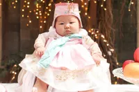 FOTO: Rayakan 100 Hari Kelahiran, Anak Lee Jeong Hoon Pake Hanbok