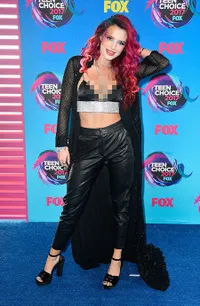 FOTO Red Carpet Teen Choice Awards 2017, Siapa Yang Paling Keren?