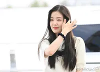 Foto Red Velvet di Bandara Berangkat ke Indonesia, Tampil Casual Tapi Tetap Terlihat Mahal