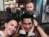 FOTO Renang - Liburan, Keluarga Manis Dahlia Poland, Fandy & Anak
