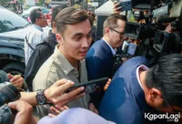 Foto Rendy Kjaernett dan Lady Nayoan di Sidang Perdana, Tersenyum Ramah Meski Dikerubungi Banyak Orang