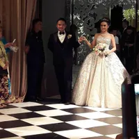 FOTO: Resepsi Megah Pernikahan Momo Geisha, Bertema Royal Wedding