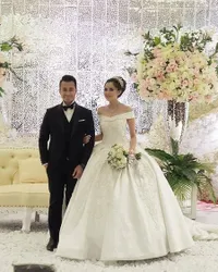 FOTO Resepsi Pernikahan Eza Gionino & Istri, Dansa - Kecup Kening