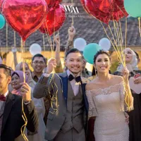 FOTO: Resepsi Tyas Mirasih & Raiden, Kecup Manis dan Penuh Balon