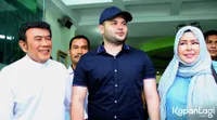 FOTO: Resmi Bebas, Ridho Rhoma Tersenyum Ditemani Sang Ayah & Ibu