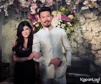 FOTO: Resmi Lamaran, Denny Sumargo Beri Dita Soedarjo Kecup Mesra