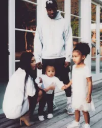 FOTO Retro, Kim Kardashian Tampil Sederhana Bareng Kanye West 