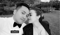 FOTO: Romantis! Rianti Cartwright 'Nikah' Lagi di Pulau Misterius