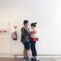 FOTO: Ricky Cuaca Akhirnya Punya Gandengan Saat Nyebrang Jalan
