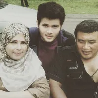 11 Foto Kedekatan Ridho Rhoma dan Ibunya yang Jarang Terekspos