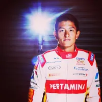 FOTO: Rio Haryanto Dalam Balutan Kostum Balap Ini Bikin Bangga!