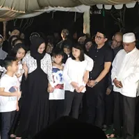 FOTO: Ririn Ekawati & Anak-Anak Peluk Almarhum Fery di Pemakaman