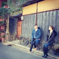 FOTO: Romantis! Rianti Cartwright & Sang Suami Liburan ke Jepang