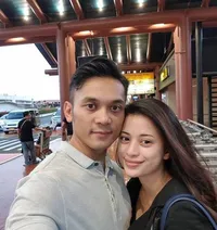 FOTO: Angie 'VIRGIN' & Suami Ganteng Polisi di London, Romantis!