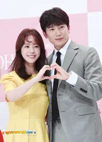 FOTO: Romantisnya Ji Sung - Han Ji Min di Prescon 'FAMILIAR WIFE'